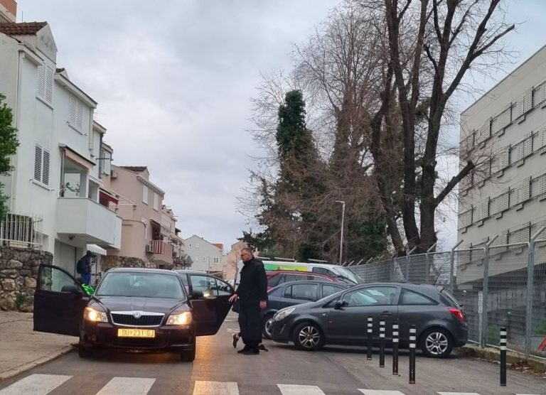 ZAŠTITAR VELIKOG SRCA Svako jutro dočeka i prevede djecu preko puta do škole. Roberta Kalačića zovu dušom Monte.