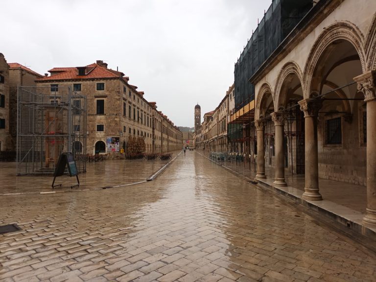 Jutro u Gradu, južina i prazan Stradun