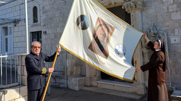 Dar dubrovačkih pomoraca – barjak Gospe od Danača po prvi put u procesiji na Festi sv. Vlaha