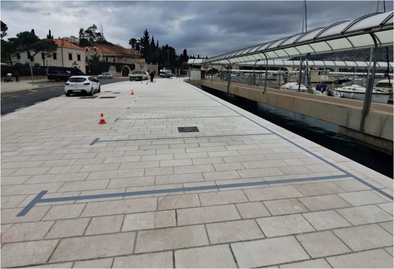 Nova parkirališna mjesta na bijelom kamenu na Lapadskoj obali. Je li vama ovo logično?