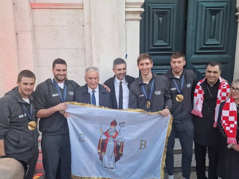 FOTO: Mnoštvo Dubrovčana ispred sv. Vlaha dočekalo svjetske prvake Fatovića, Bijača, Žuvelu i Kržića