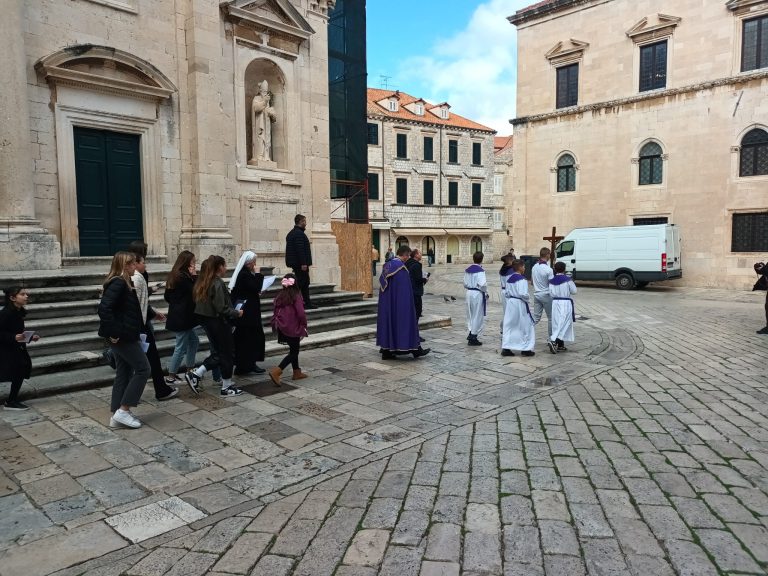 Iz Katedrale krenuo križni put u Gradu organiziran za djecu