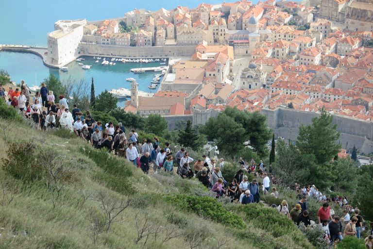 KRIŽNI PUT NA SRĐ „Nećete pronaći ljubav bez križa, a križ nećete moći nositi bez ljubavi“