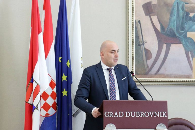 Potrebica napustio sjednicu da otprati dijete na autobus, te pozvao institucije da djeluju