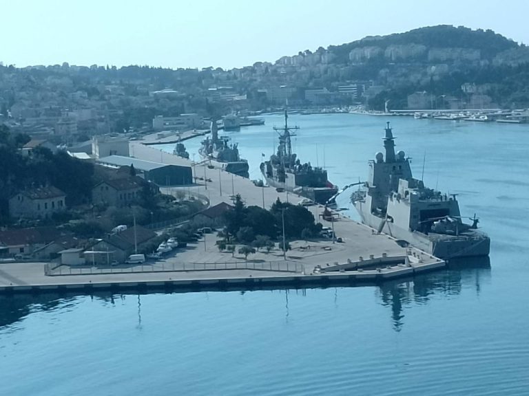 Vojni brodovi NATO-a u gruškoj luci