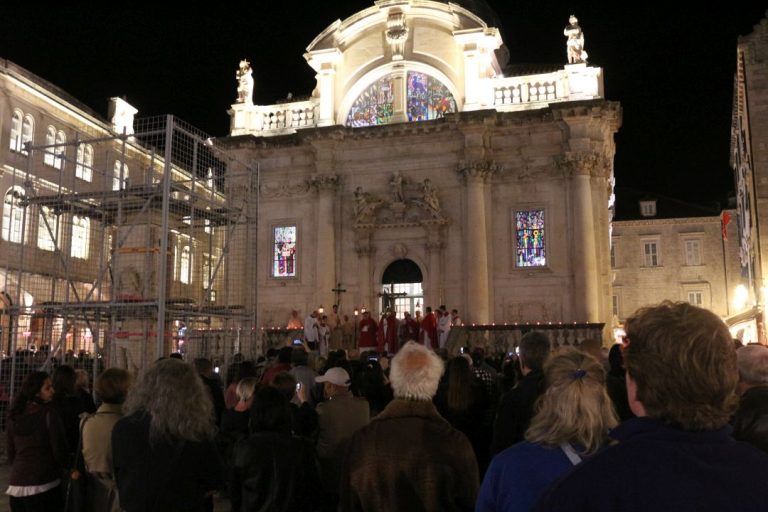 Veliki petak – dan tišine, večeras procesija ulicama Grada