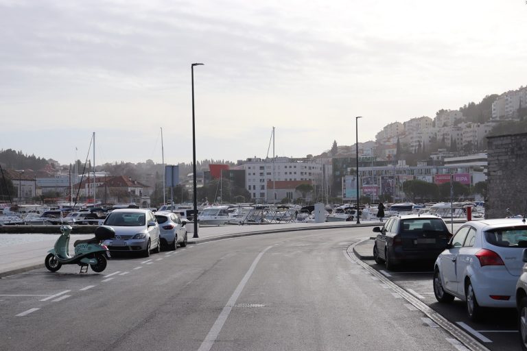 KAZNENO PRIJAVLJENI Motociklisti izazvali dvije prometne na Lapadskoj obali, među teško ozlijeđenima i 70-godišnja pješakinja