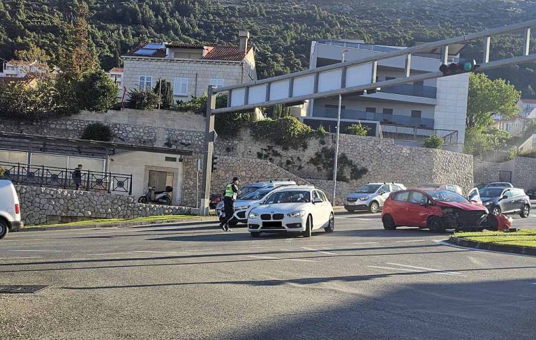 U prometnoj nesreći na Ilijinoj glavici ozlijeđena vozačica – udarila u stup