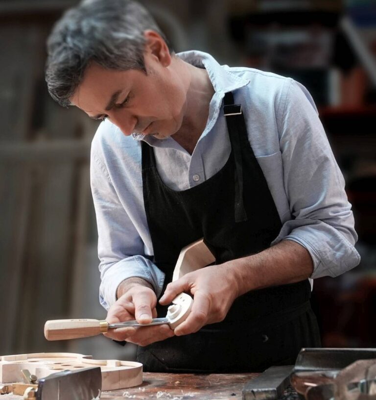 DIVNO Svoje prve dvije violine stolar i restaurator Željko Čatić je napravio za svoje kćeri, Martu i Paulu