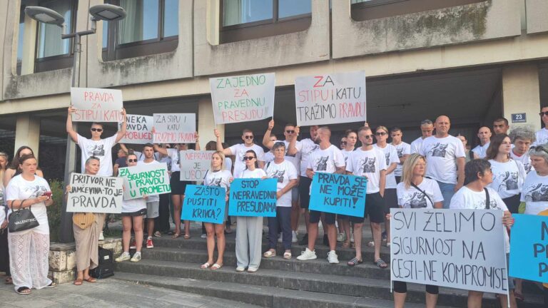 VIDEO Građani se okupili u mirnom prosvjedu ispred zgrade suda, za sigurnost i pravdu u prometu