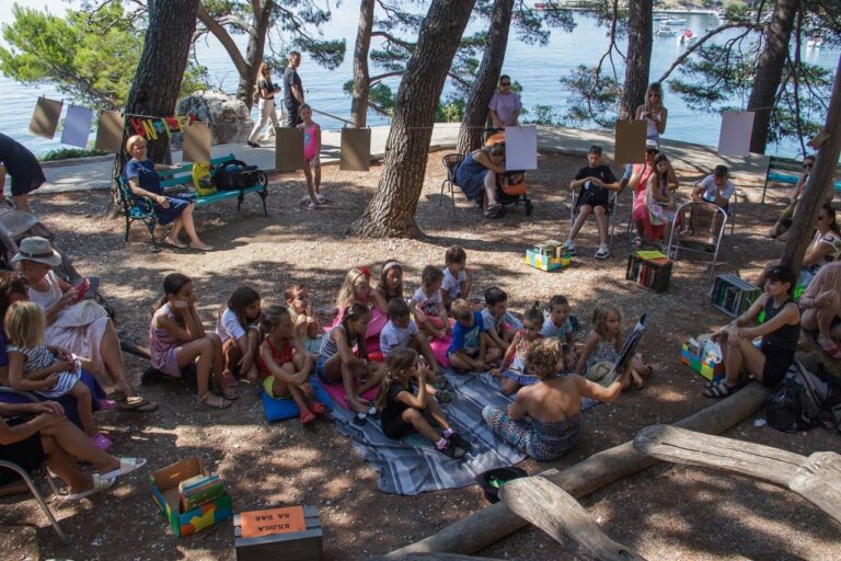 “Knjige pod stablima” u parku Striježice u Mlinima: od valova mašte do pizze u “Trici”