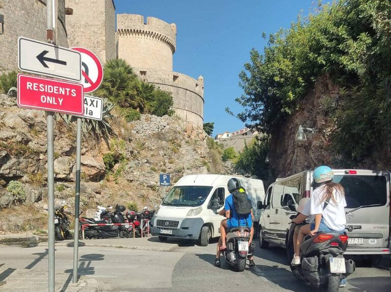 NEVJEROJATNO: Kombi u suprotnom smjeru stigao do parkirališta Tenis. Vozači se pitaju kako je to uspio?