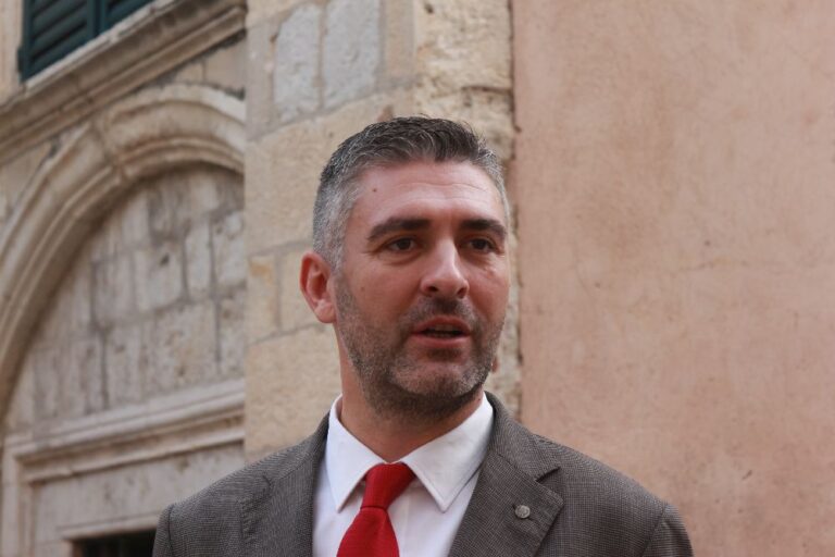 Čestitka violinistici Pauli Ćatić na osvajanju zlatne nagrade na  natjecanju “Mladi virtuozi”