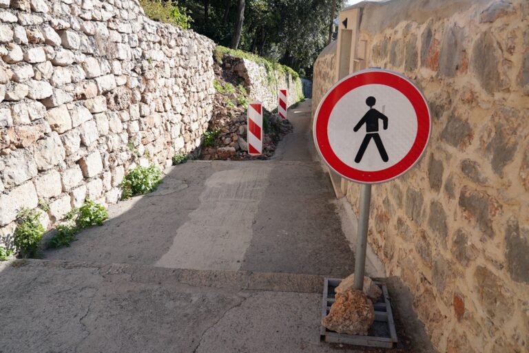 Kreća sanacija potpornog zida u Bogišićevom parku