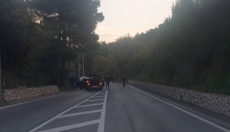 Automobil se okrenuo na krov u Čibači