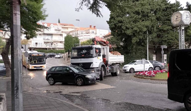 Sudar kamiona i automobila na kružnom toku u Lapadu