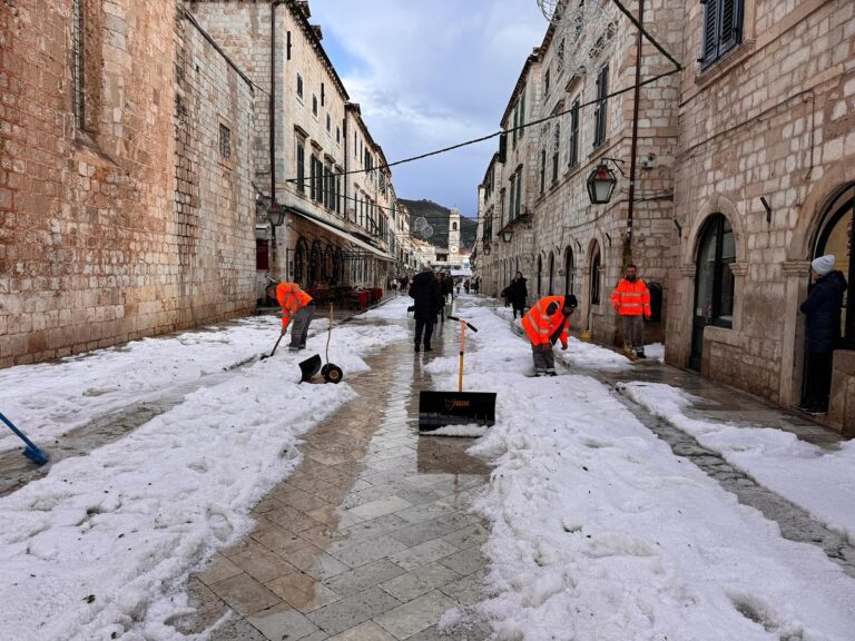 VIDEO/FOTO: Oprezno hodajte po Gradu, led se čisti, na Pile stigla ralica