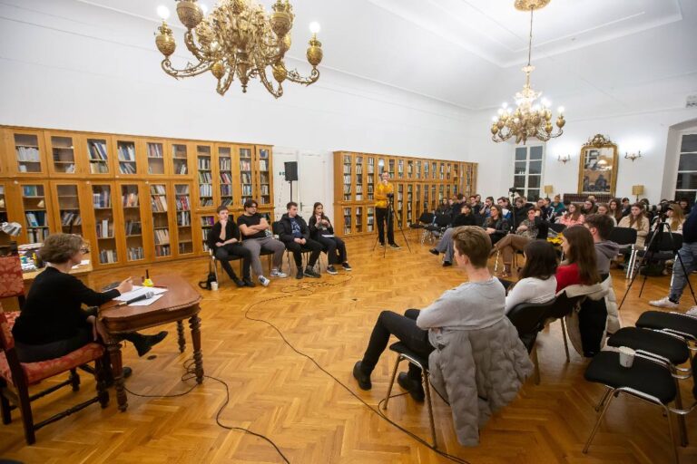 PARLAONICA GIMNAZIJALACA: Društvene mreže negativno utječu na sustav vrijednosti mladih
