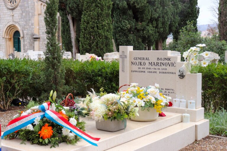 Gradonačelnik Franković položio vijenac na posljednje počivalište generala Nojka Marinovića