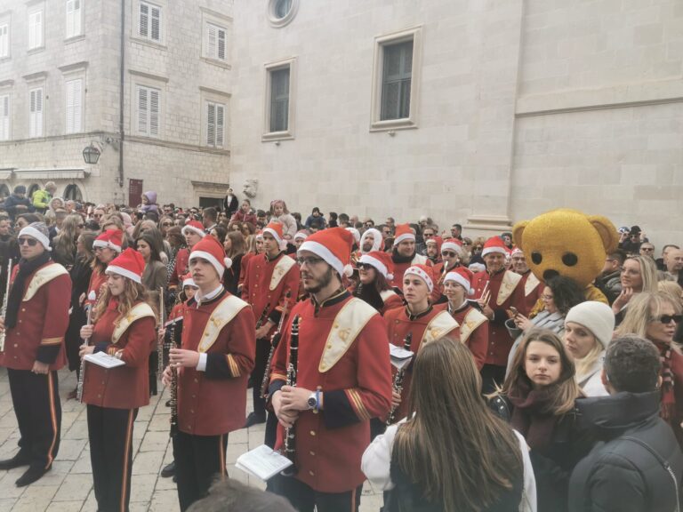 FOTO/ Bura nema šanse, Badnji dan u Gradu se ne propušta!