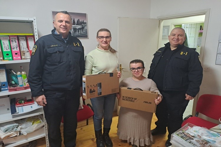 LIJEPA GESTA: Granična policija Metković poklonila  prijenosna računala Udrugama “Leptirići” i “Prijatelji”