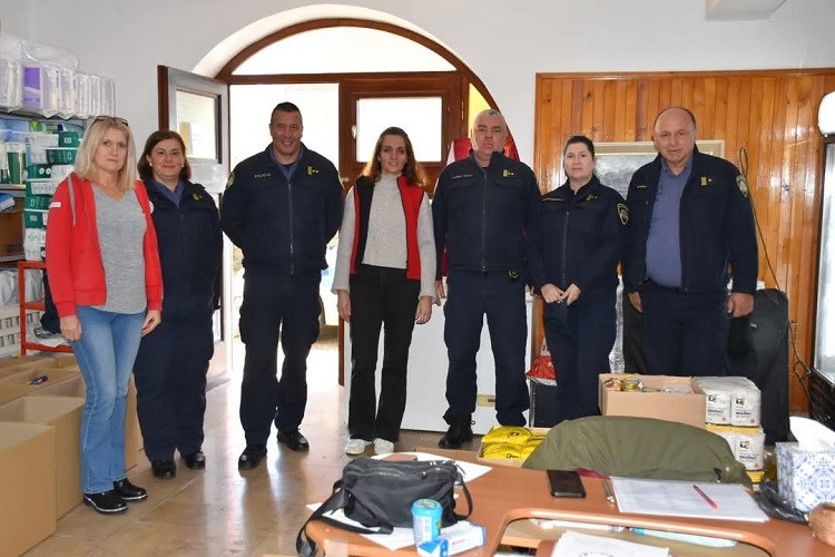POLICAJCI HUMANITARCI: Pomorska policija darivala “Dva skalina”, Pločani socijalno ugrožene obitelji