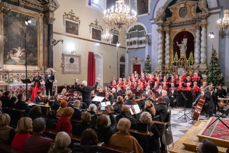 GLAZBENA TRADICIJA OD 1991.  Božićni koncert orkestra, zborova i solista u Male braće