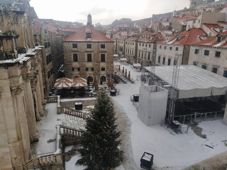 “Najveći nam je problem što je led začepio odvodne kanale na Stradunu”