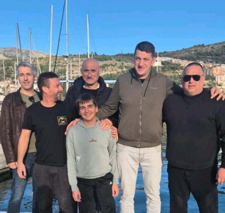 MAREN(DAJ) ZA DARIA Tate su se uhvatile teća i kuhača