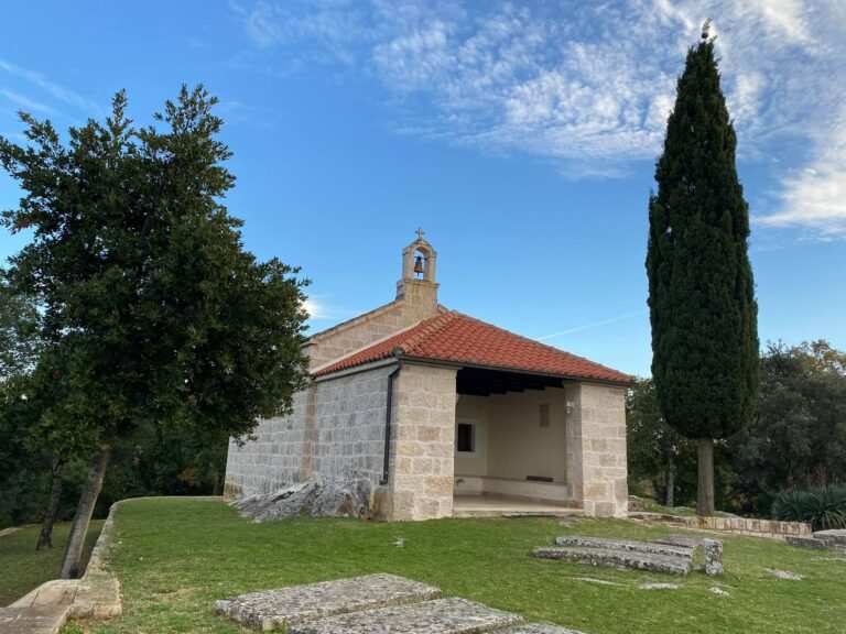 Sveti Toma apostol posebno se slavi u Radovčićima, gdje se mještani ujedno prisjećaju i dobrotvora Pera Divizića