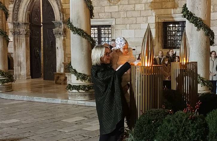 Pred Dvorom upaljena adventska svijeća mira