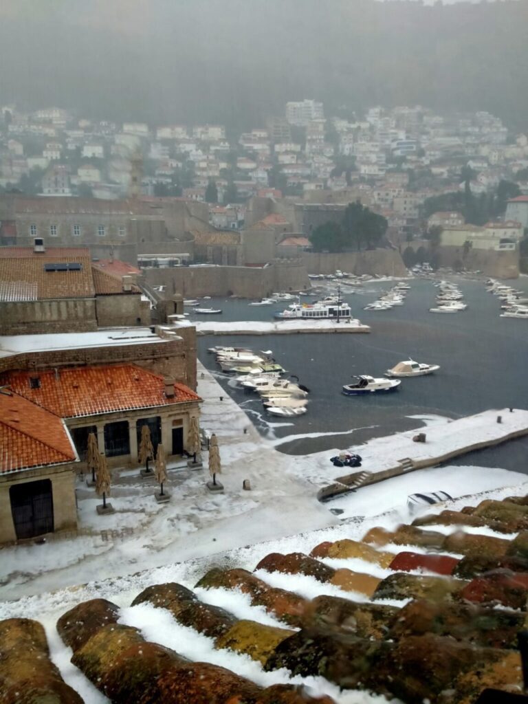VIDEO/FOTO: Grad zabijelio Dubrovnik, kraj velike Onofrijeve fontane led do koljena