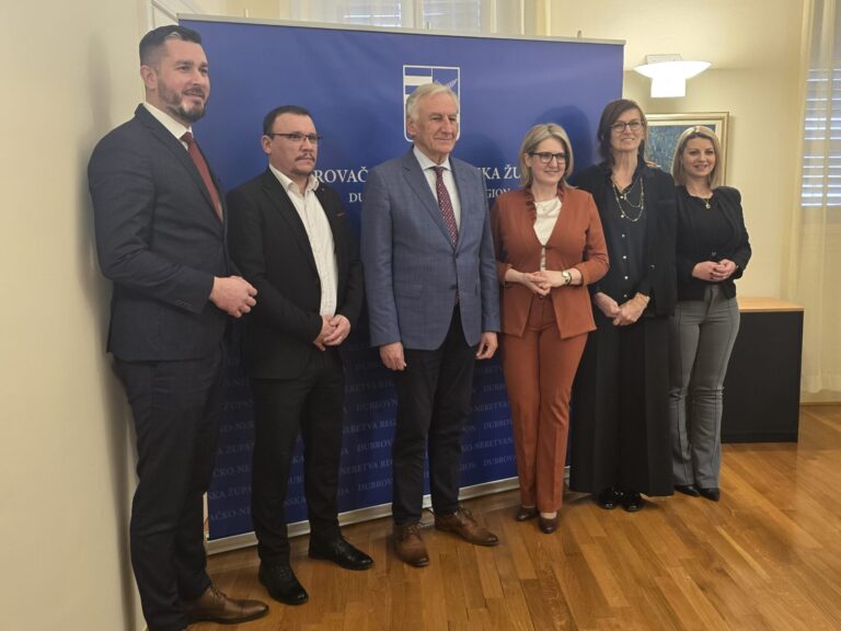 Župan se sastao s predsjednicom Hrvatskog nacionalnog vijeća u Republici Srbiji Jasnom Vojnić; trenutno u Srbiji nije ugodno živjeti, kaže Vojnić
