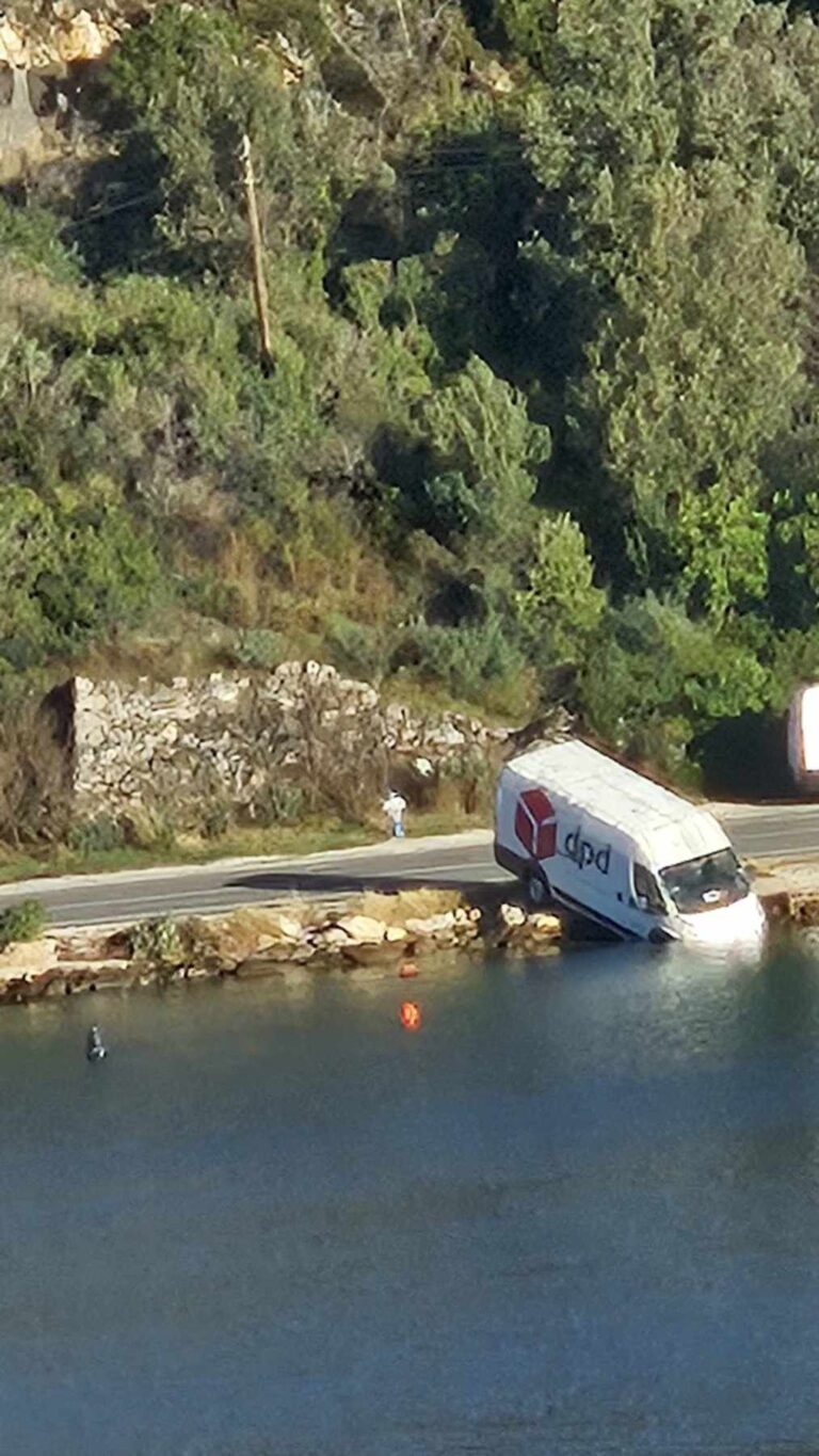 Parkirano dostavno vozilo u Mokošici samo otklizalo u rijeku