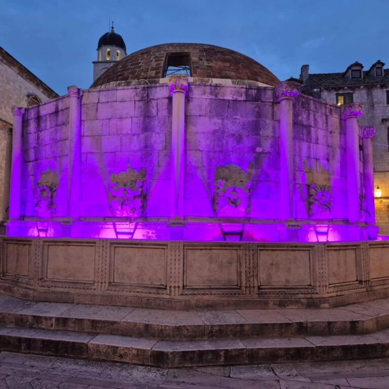 Fontana u ljubičastom u znak potpore osobama s epilepsijom