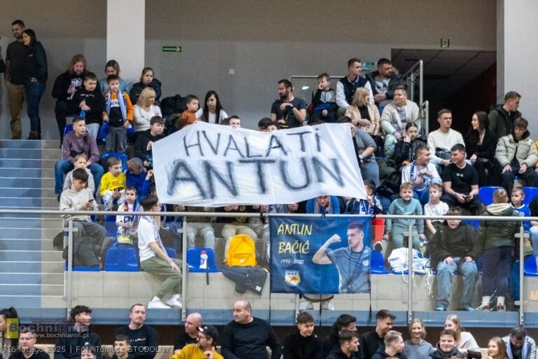 Utakmica za trenera! Transparent na hrvatskom jeziku “Hvala Antune” u gledalištu