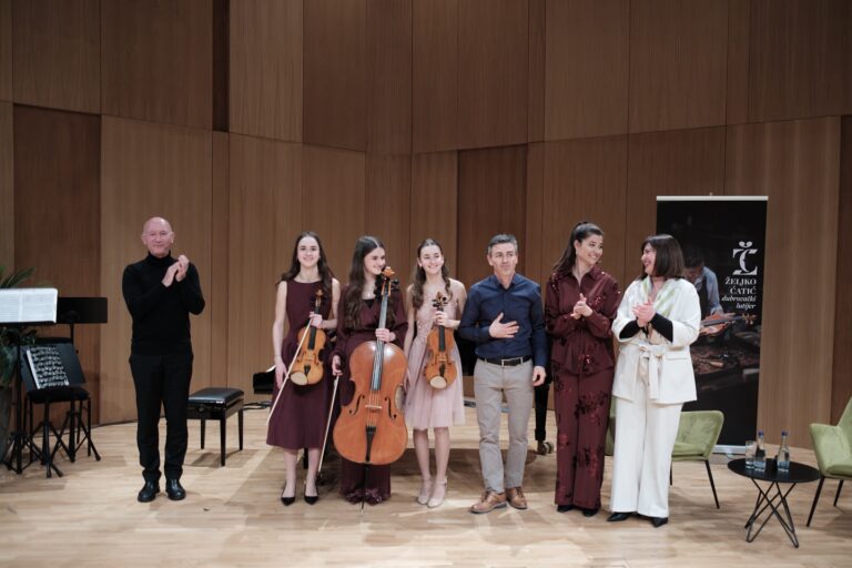 Tata Željko Čatić predstavio svoje violine, njegove kćeri zasvirale na njima ispred publike u Crnoj Gori