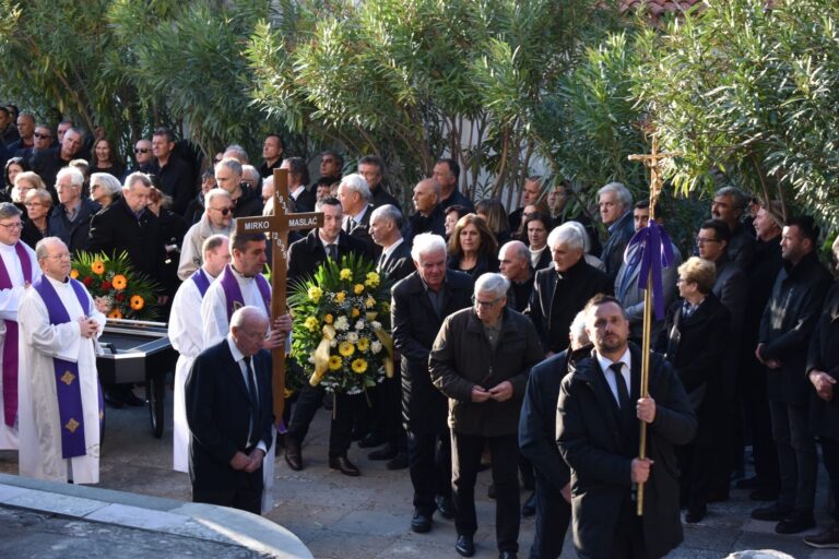 Pokop mons. Mirka Maslaća, svećenika koji je jednostavnošću osvajao ljude za Krista
