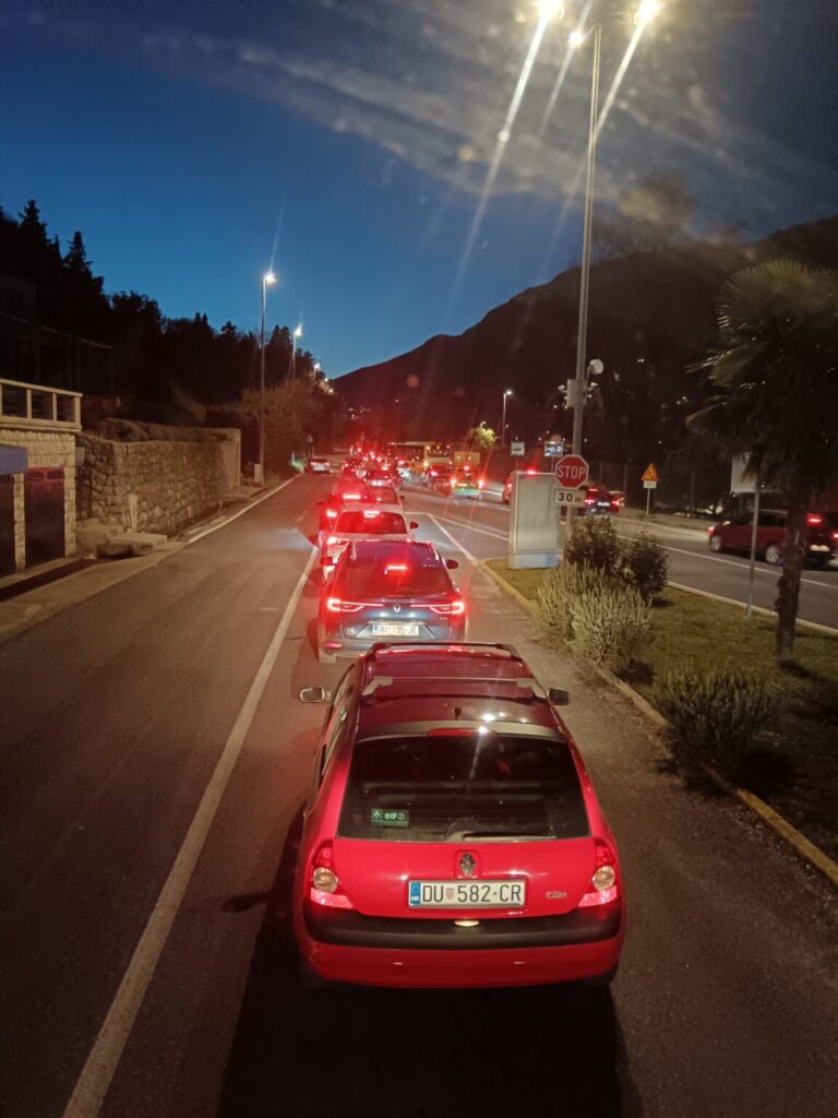 Tek što je zatvorena magistrala, već kaos i kolaps u Komolcu…