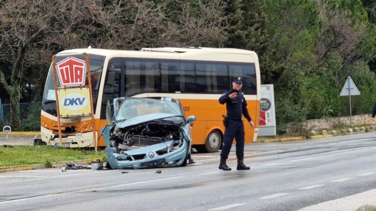 Sudar autobusa i automobila kraj zračne luke, vozač prebačen u bolnicu