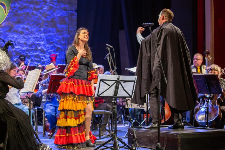 FOTO Maškarani koncert i ove je godine okupio brojnu veselu, maškaranu publiku u Kazalištu