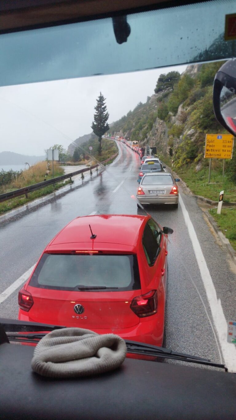KOLONE I ODRONI Ako ne morate, ne idite prema gradu
