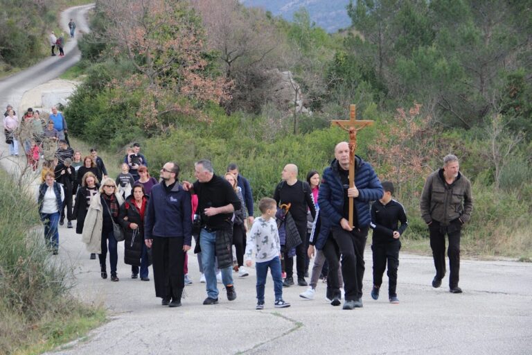Nakon dvogodišnje pauze ponovno održana zavjetna procesija iz Mokošice na Petrovo Selo