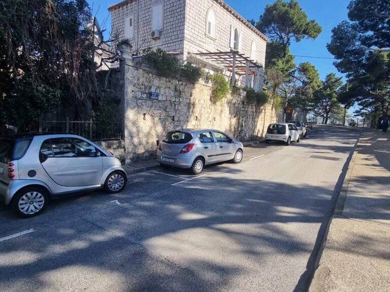 Od večeras zauzet dio parkirališnih mjesta u Ulici branitelja Dubrovnika
