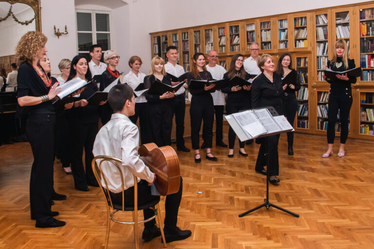 U SALOČI OD ZRCALA Koncert Zbora Blasius uz Puhački kvintet Umjetničke škole