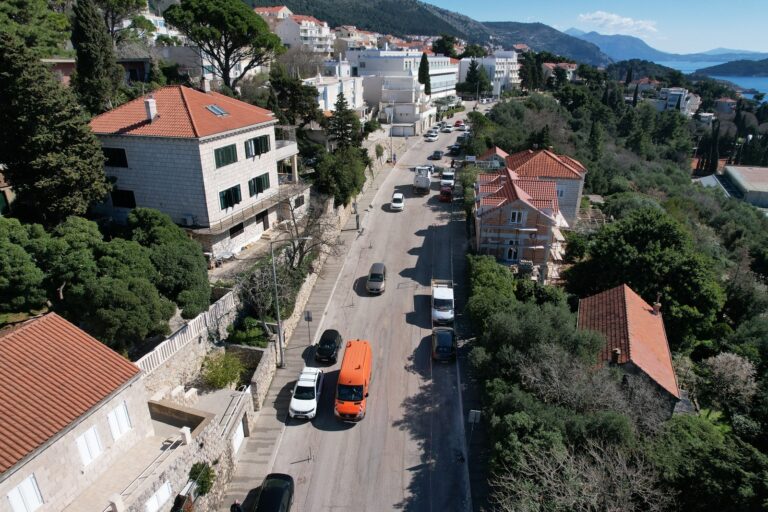 VAŽNO Večeras kreće asfaltiranje Vojnovića, i to od Čokolina do Doma zdravlja, pomaknite parkirane automobile