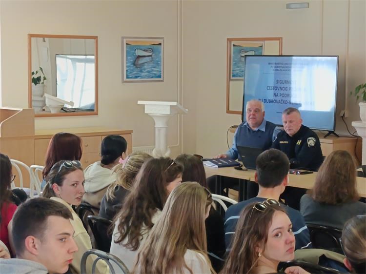 PU dubrovačko-neretvanska nastavlja s preventivnim predavanjima na temu sigurnosti u prometu budućim mladim vozačima
