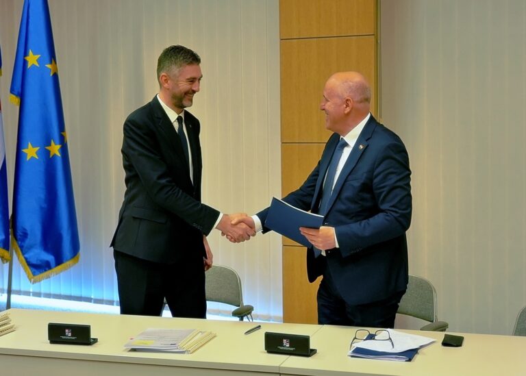 POTPISANI UGOVORI ZA ENERGETSKU OBNOVU Za OŠ Mokošica i Krvnikovu kuću 1,7 milijuna eura bespovratnih sredstava