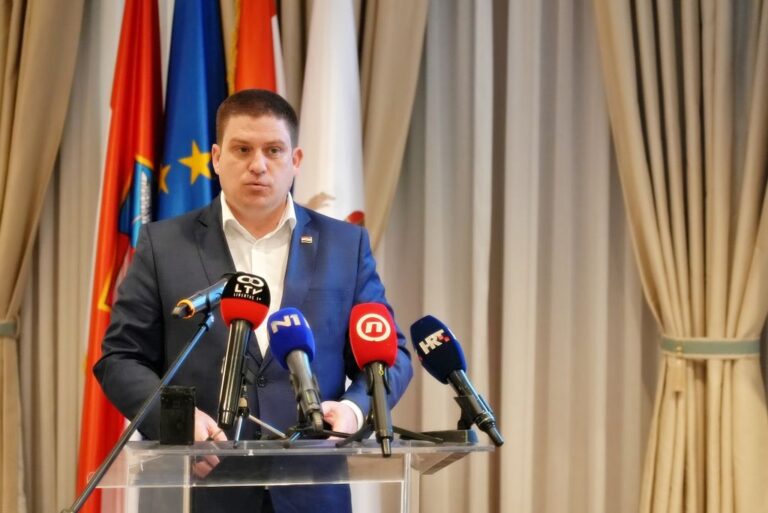 Oleg Butković u Dubrovniku potpisao ugovore za cestu od Polačišta do Račišća i za cestu Tamarić