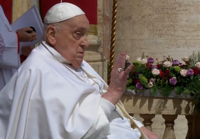 Unatoč narušenom zdravlju papa Franjo s balkona bazilike sv. Petra vjernicima čestitao Uskrs